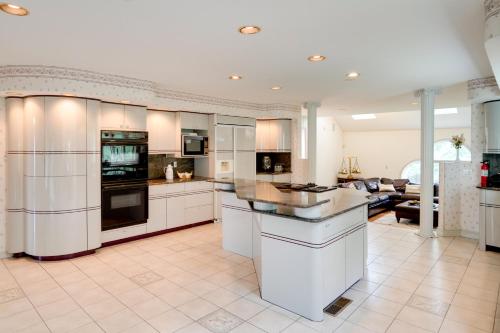 Pool Table and Deck Luxury Mansion in Niskayuna! in Schenectady