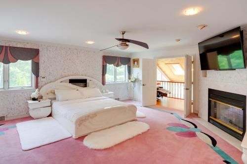 Pool Table and Deck Luxury Mansion in Niskayuna! in Schenectady
