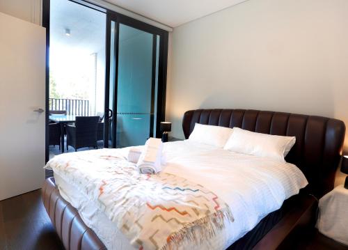 Olympic Park 2BR | Walk to stadium | Pool & Gym - image 14