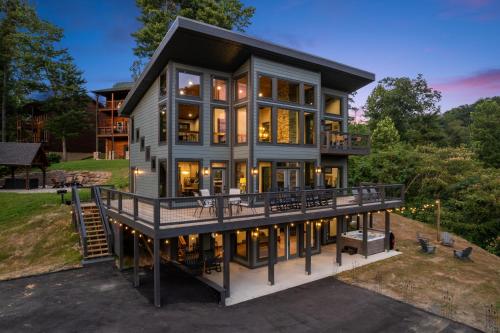 Sunscape Villa – Luxury Gatlinburg Cabin with Hot Tub, Game Room & Breathtaking City Views