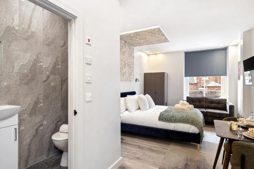 MODERN STUDIO APARTMENT BY THE SPINNAKER TOWER - WALKING DISTANCE TO GUNWARF AND MAIN TRANSPORT ROUTES - FREE WiFi - FLAT SCREEN SMART TV - PERFECT FOR COUPLEAS AND CONTRACTORS - image 5