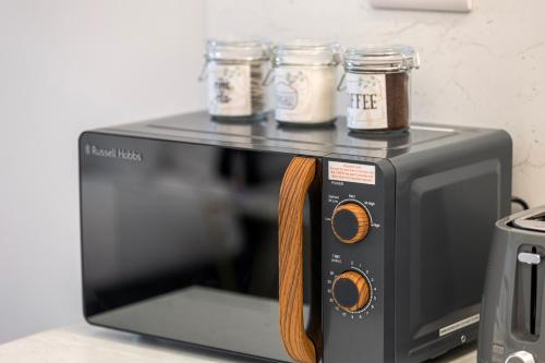 MODERN STUDIO APARTMENT BY THE SPINNAKER TOWER - WALKING DISTANCE TO GUNWARF AND MAIN TRANSPORT ROUTES - FREE WiFi - FLAT SCREEN SMART TV - PERFECT FOR COUPLEAS AND CONTRACTORS - image 3