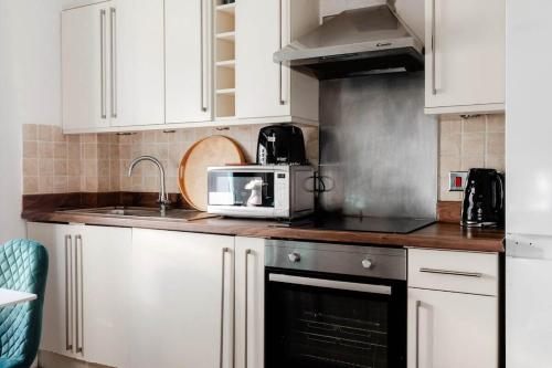 The Hyde Park Retreat - Stylish 2BR Family Apt. - main image