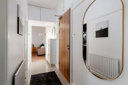 The Hyde Park Retreat - Stylish 2BR Family Apt. - image 9