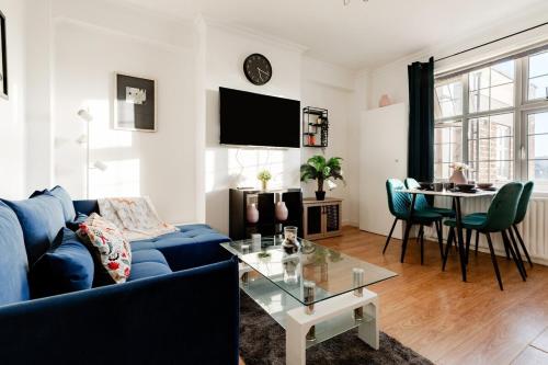 The Hyde Park Retreat - Stylish 2BR Family Apt. - image 11