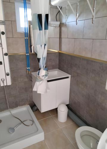 Bathroom, Gites citadin avec jardin arbore in Rue de Rouen