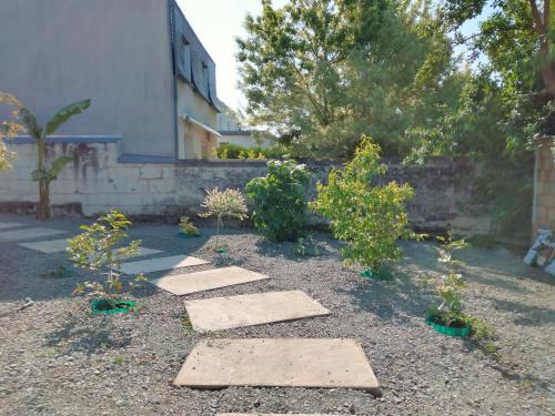 Exterior view, Maison avec jardin arbore in Rue de Rouen