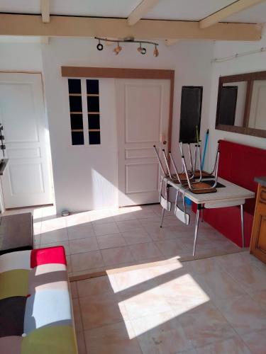 Exterior view, Maison avec jardin arbore in Rue de Rouen