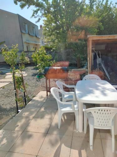 Exterior view, Maison avec jardin arbore in Rue de Rouen