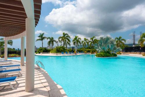 Quadrant Condos 1202 | Private Balconies | Garden & Pool Views | 8-min Walk to Beach | Full Kitchen