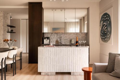 JURATA LIDO EXECUTIVE SUITE by JWPM