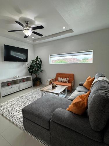 Luxe 3BR & 2BA Condo Near Airport & Shopping Mall