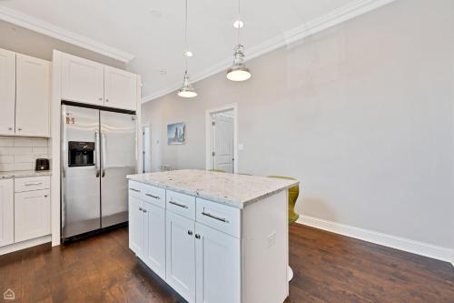 Modern, Spacious 3br Apt Minutes To Downtown! in Lower West Side