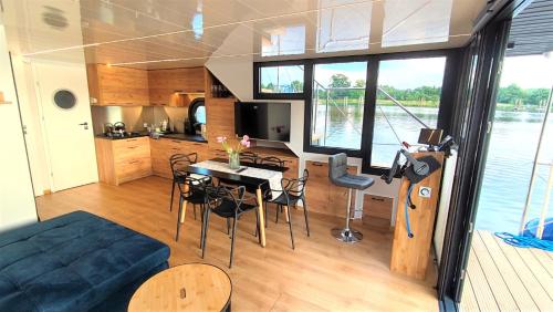 Houseboat Water King apartament pływający dom na wodzie łódź Hausboot 7 os
