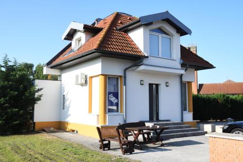 Hotel Rozsa Csarda Bungalow & Caravan Park in Hegyeshalom