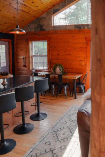 COZY Cabin with Hot Tub - Near all in Hocking Hills in Blackjack