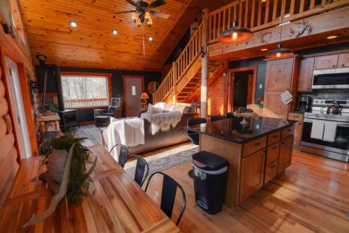 COZY Cabin with Hot Tub - Near all in Hocking Hills in Blackjack