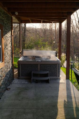 COZY Cabin with Hot Tub - Near all in Hocking Hills in Blackjack