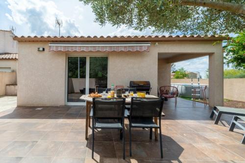 Фасада на хотела, Villa familiale avec piscine, clim & baby-foot in Bouillargues