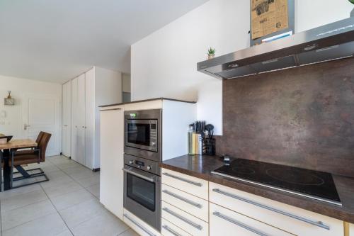 кухня, Villa familiale avec piscine, clim & baby-foot in Bouillargues