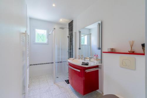 Душ, Villa familiale avec piscine, clim & baby-foot in Bouillargues