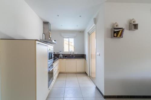 кухня, Villa familiale avec piscine, clim & baby-foot in Bouillargues
