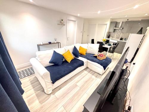 Stylish Enfield 3BR, Parking & Private Entrance