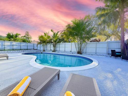 Palm House Near Beach, Game Room, Pool & King Beds