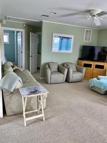Exterior view, Welcome To Your Dream Vacation Rental In The Heart Of Peahala Park, Just Steps Away From The Pristin in Beach Haven (NJ)