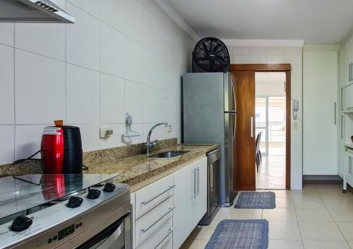 Kitchen, Apto com garagem e lavanderia em frente a praia in Asturias