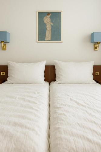 2 twin beds