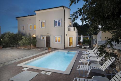 Villa Nocciola with Sea View, Private Pool and Sauna - Location, gîte - Premantura