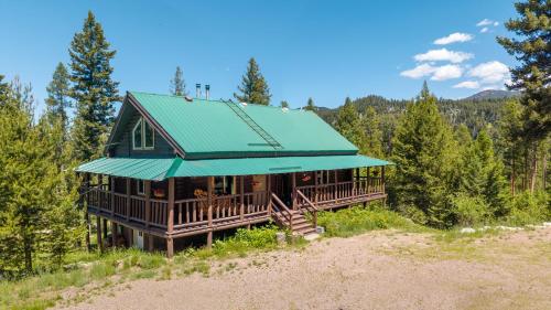 Dog Friendly Mountain Cabin with Hot Tub in Philipsburg (MT)