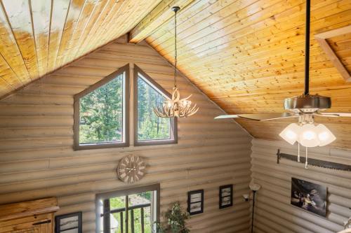 Dog Friendly Mountain Cabin with Hot Tub in Philipsburg (MT)