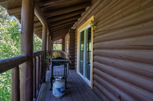 Dog Friendly Mountain Cabin with Hot Tub in Philipsburg (MT)