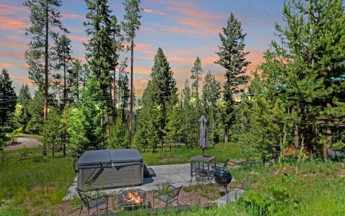 Dog Friendly Mountain Cabin with Hot Tub in Philipsburg (MT)