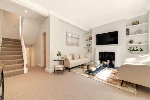Spacious Garden Townhouse Near Buckingham Palace by Madestays, Londyn