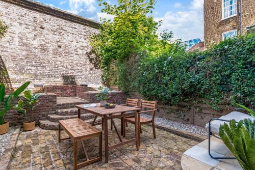 Spacious Garden Townhouse Near Buckingham Palace by Madestays, Лондон (фото 3)