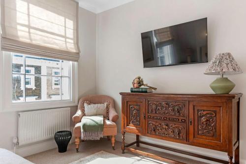 Spacious Garden Townhouse Near Buckingham Palace by Madestays, Лондон (фото 4)