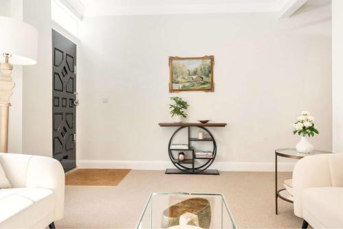 Spacious Garden Townhouse Near Buckingham Palace by Madestays, Лондон (фото 6)