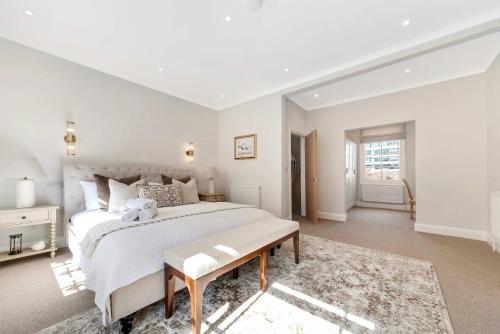 Spacious Garden Townhouse Near Buckingham Palace by Madestays, Лондон (фото 9)