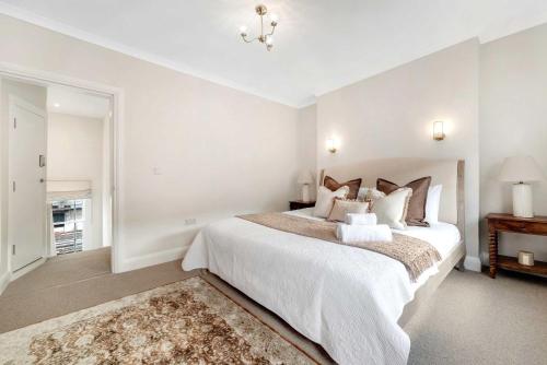 Spacious Garden Townhouse Near Buckingham Palace by Madestays, Лондон (фото 10)