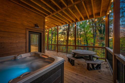Relaxation Haven New Luxury Cabin with Game Room and Hot Tub Minutes from Pigeon Forge and Smokies in Sevierville, USA