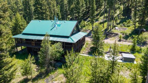 Dog Friendly Mountain Cabin with Hot Tub in Philipsburg (MT)