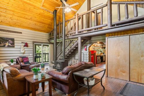 Dog Friendly Mountain Cabin with Hot Tub in Philipsburg (MT)