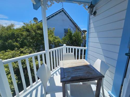 ระเบียง/ชานเรือน, Gorgeous cottage near hospital, with garage in นิวทาวน์