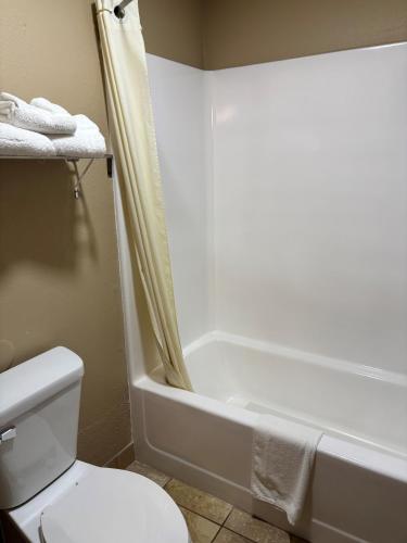 Super 8 by Wyndham Fairfield - image 8
