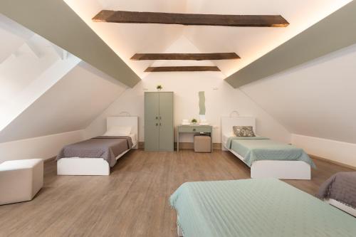 4 twin beds