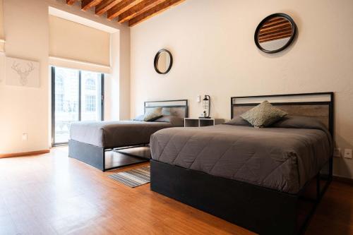 104 Location 2Bdrm 2bath AC apt Fits 8 Rooftop