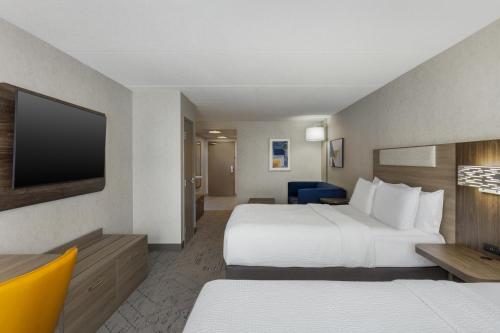 2 queen beds, 1 sofa bed